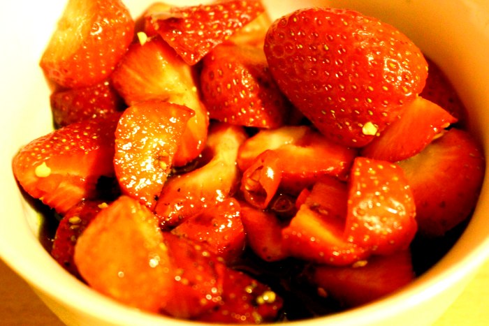 karamellisierter grüner Spargel mit Erdbeer-Vinaigrette - einlegen der erdbeeren