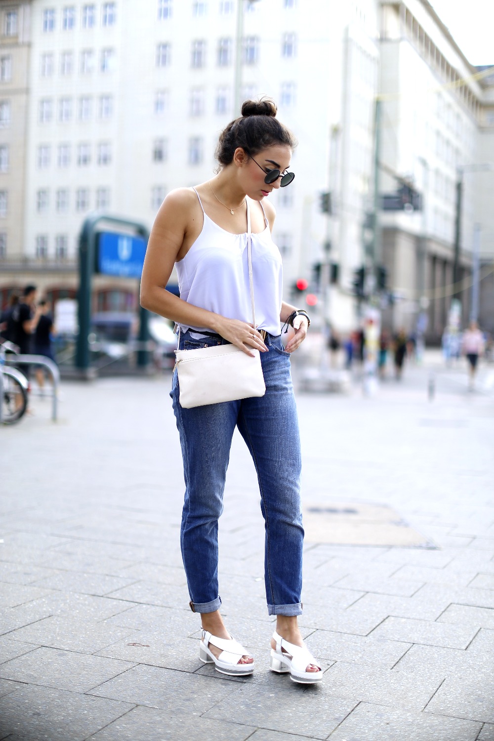 H&M Boyfriend Jeans Clarks Geta Sandals Round Sunglasses Strappy Top Fashionblogger Modeblog Berlin Samieze