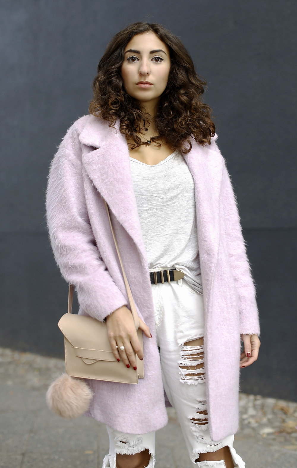 Fluffy Pink Oversize Coat Bershka White Ripped Boyfriend Jeans Justfab Jeans Pants Nude Mango Bag Grey pointed boots h&M streetstyle fashionblog modeblog blogger look outfit berlin germany deutschland winter look samieze
