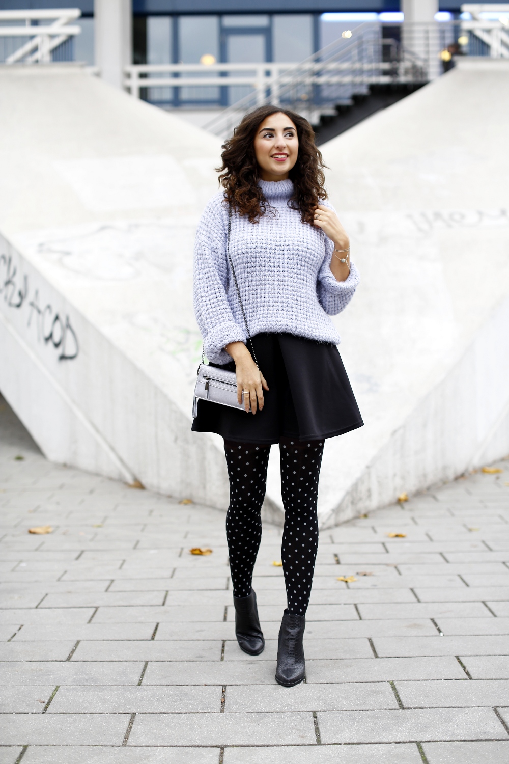Black Pointed Booties light blue tutleneck sweater skater skirt in winter girly skirt in winter dotted tights pantihoses pointed booties silver detials accessoiry ice blue baby blue bershka sweater modeblog berlin streetstyle preppy look