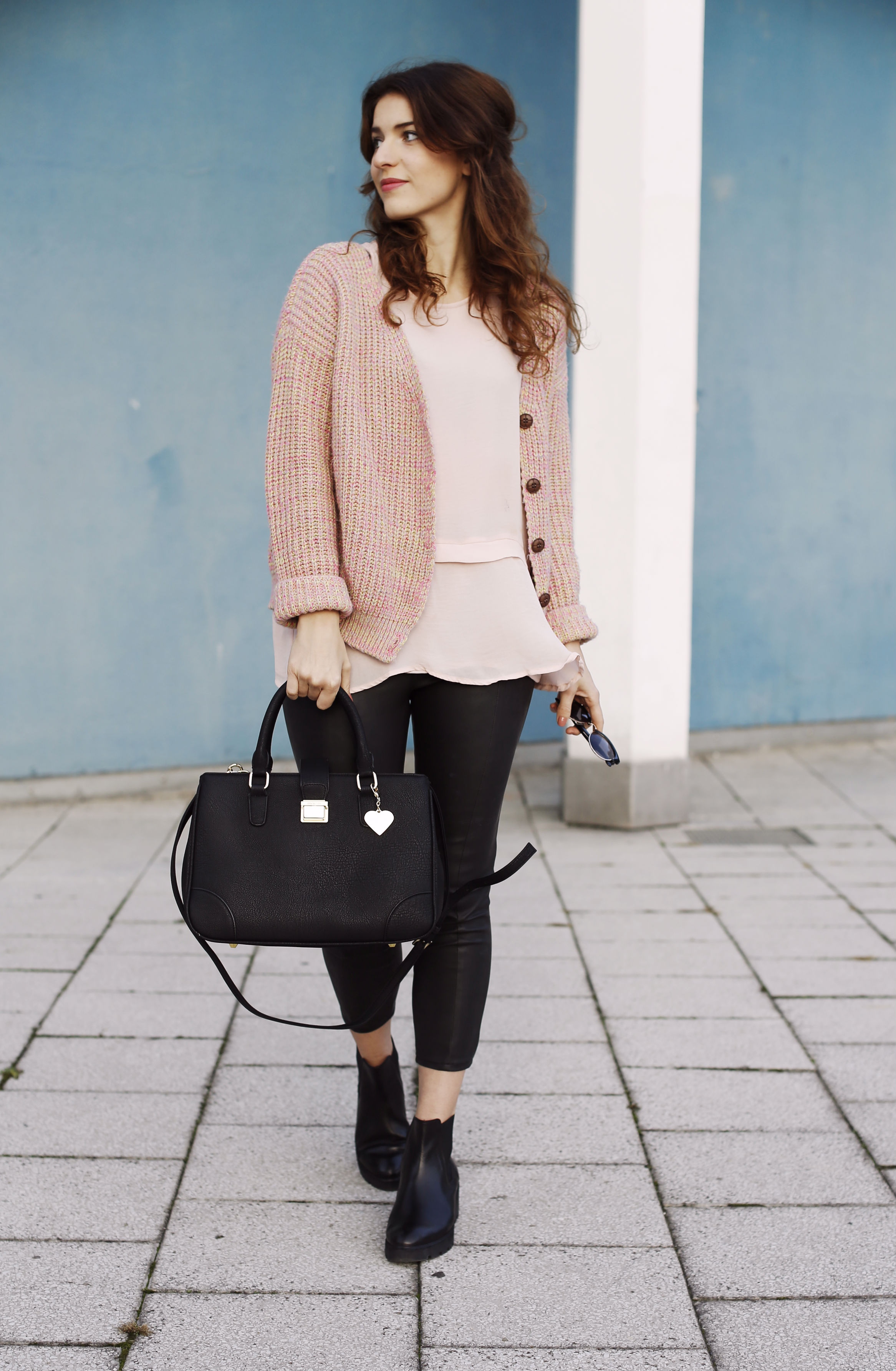 leather leggings_h&m chiffon pastel soft pink asos oversize knitted cardigan chunky boots plateau heels 90ies fashion boxy bag 