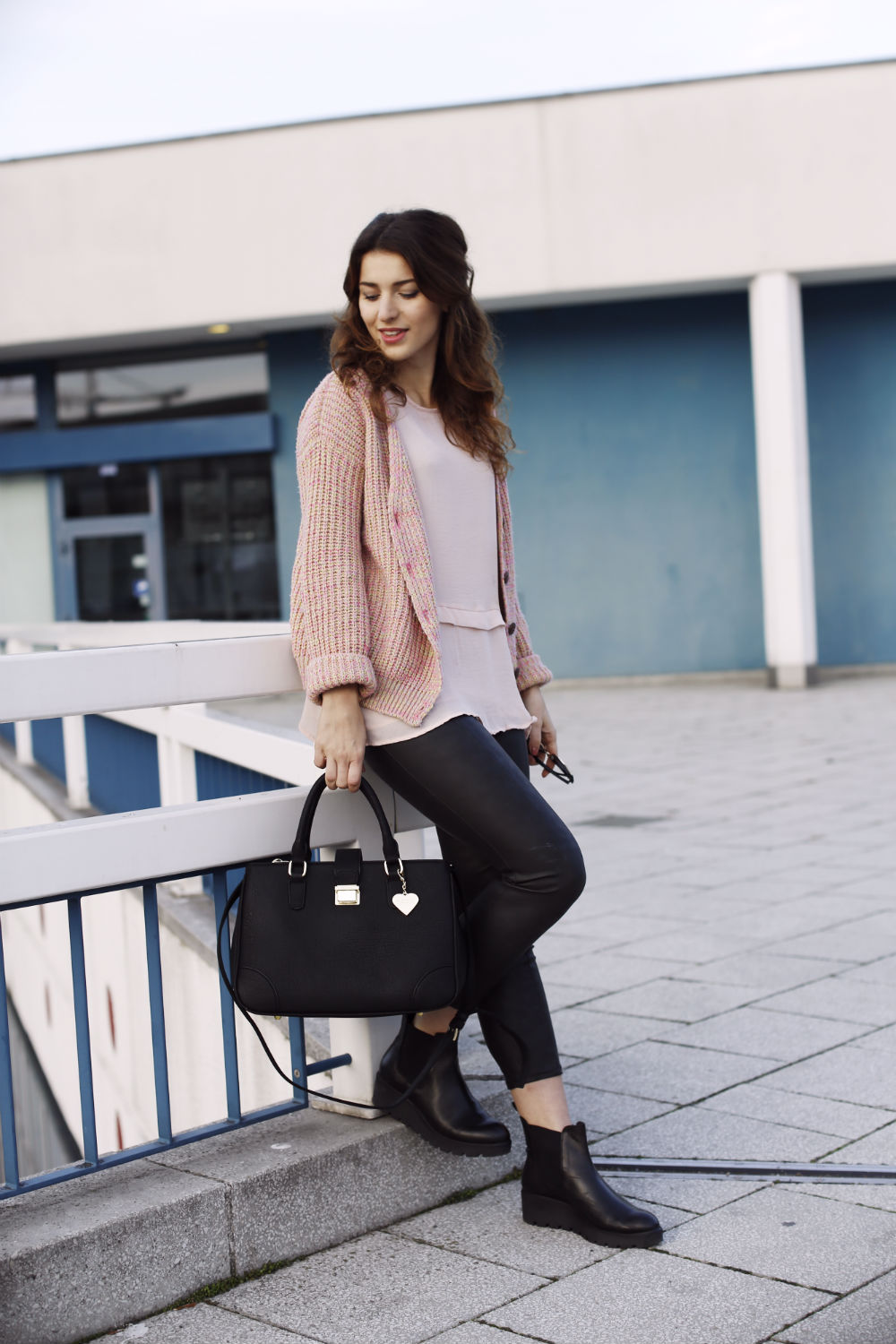 leather leggings_h&m chiffon pastel soft pink asos oversize knitted cardigan chunky boots plateau heels 90ies fashion boxy bag