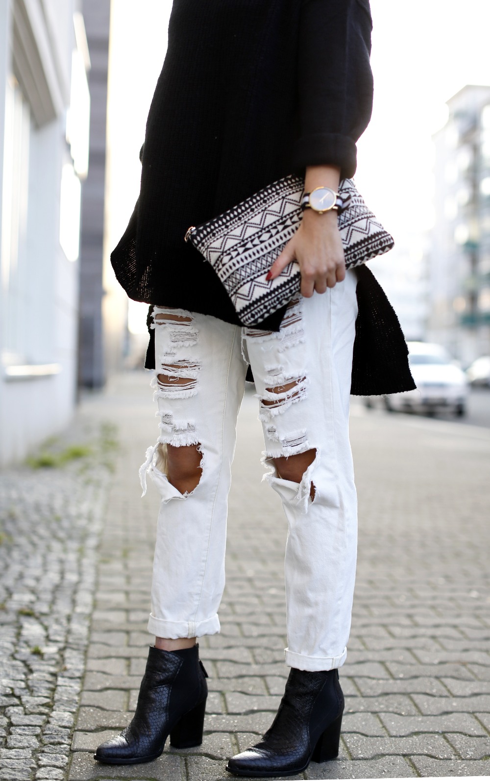 Ripped Boyfriend Jeans details quer ripped boyfriend jeans white loose jeans black oversize turtleneck sweater winter streetstyle outfit blog samieze winter outfit modeblog streetstyle