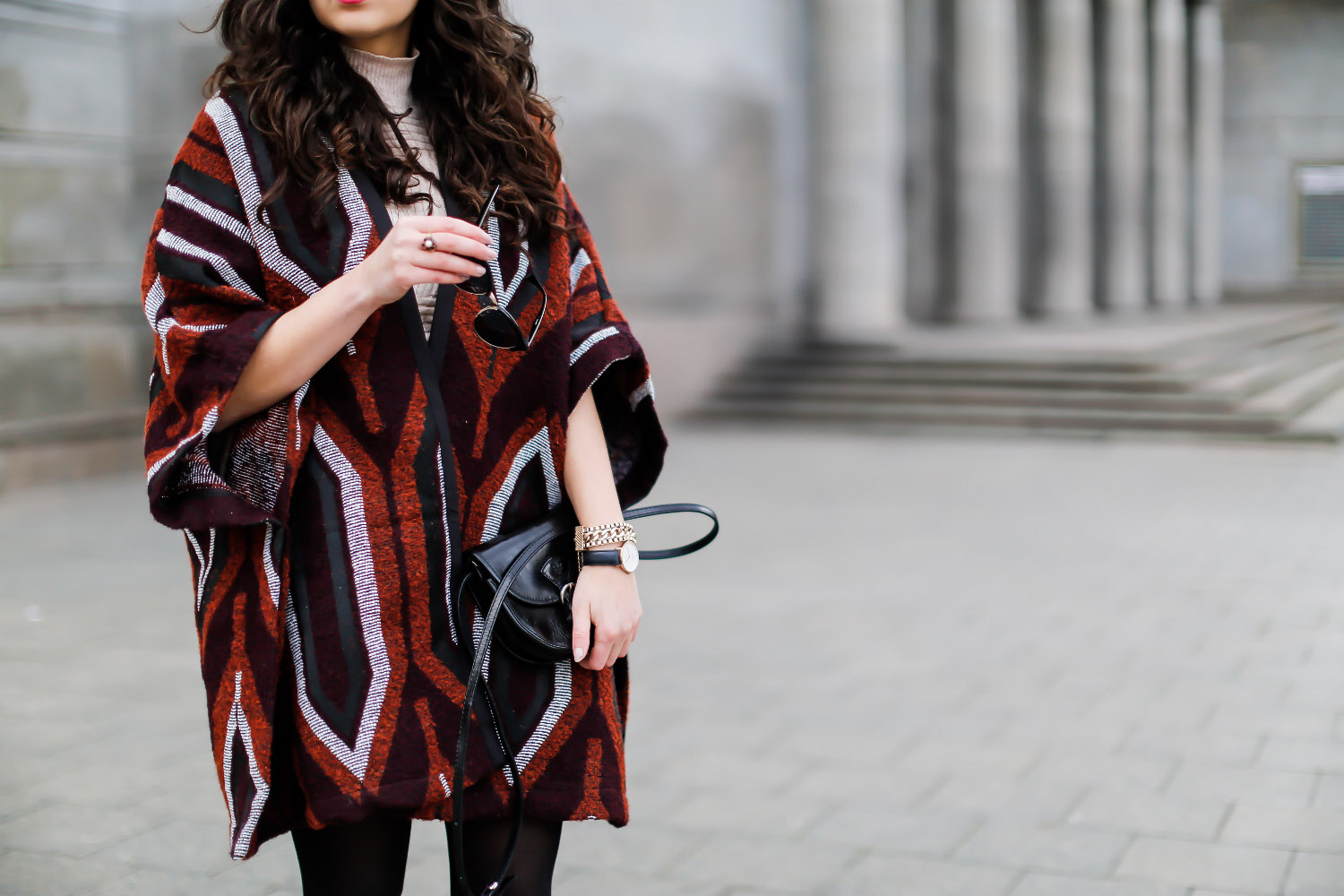 Mango Cape and Leather Shorts streetstyle winterspring frühlings outfit look aztec poncho fashionblog wie poncho kombinieren how to cape samieze
