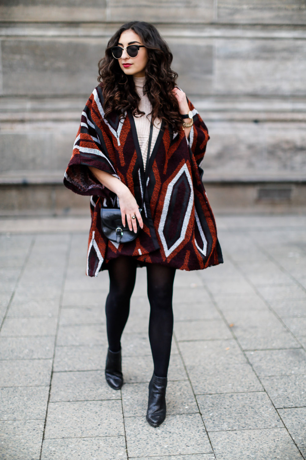 Mango Cape and Leather Shorts streetstyle winterspring frühlings outfit look aztec poncho fashionblog wie poncho kombinieren how to cape samieze 