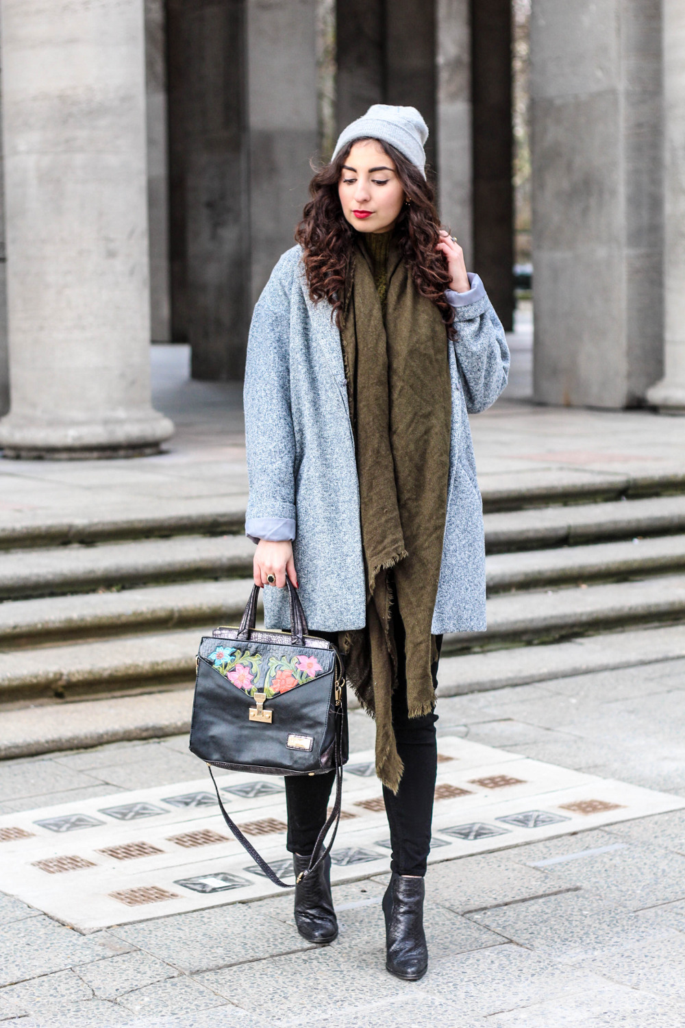 Zara Khaki Scarf Grey Oversize Coat Oasis Frühlingsmantel Streetstyle Casual Fashionblogger Blog Samieze grüner Schal