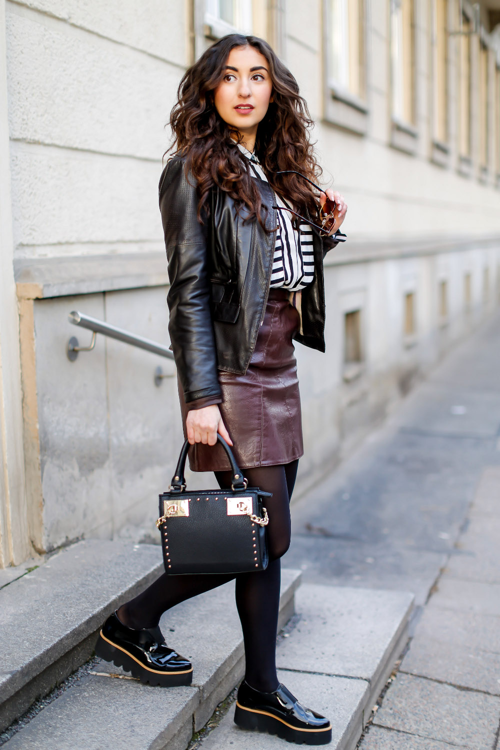 preppy outfit with platform loafers plateau loafers sacha shoes leather skirt and leather jacket chic city streetstyle modeblog outfit frühling spring 2016 samiez
