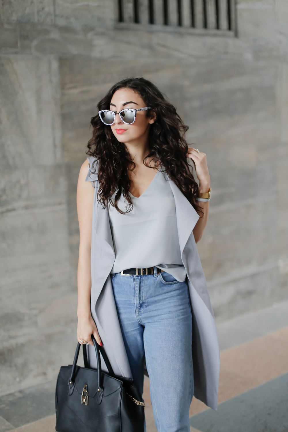 Sleeveless Duster Coat Oasis Mom Jeans Quay Marble Sunglasses Topshop Outfit Weste Inpiration ärmellos trenchcoat samieze blogger how to style