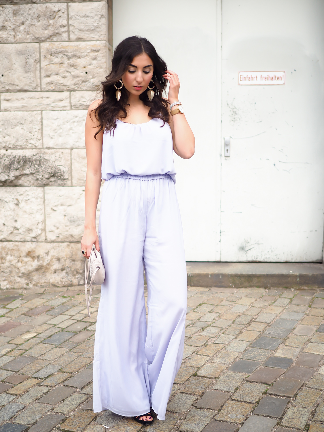 wpid-lilac-palazzo-pants-mango-strappy-top-hm-overall-wide-legs-trenchcoat-eleganz-night-out-big-earring-samieze-berlin-fashionblog-chic-streetstyle-summer-gala-event-11.jpg.jpeg