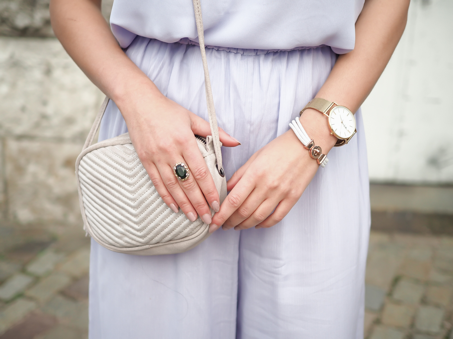 wpid-lilac-palazzo-pants-mango-strappy-top-hm-overall-wide-legs-trenchcoat-eleganz-night-out-big-earring-samieze-berlin-fashionblog-chic-streetstyle-summer-gala-event-8.jpg.jpeg