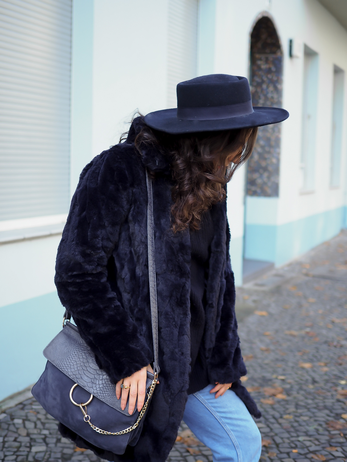 dorothy perkins black fluffy coat vintage inspired fakefur kunstfell mom jeans retro hipster look outfit fashionblogger modebloggerin berlin samieze_