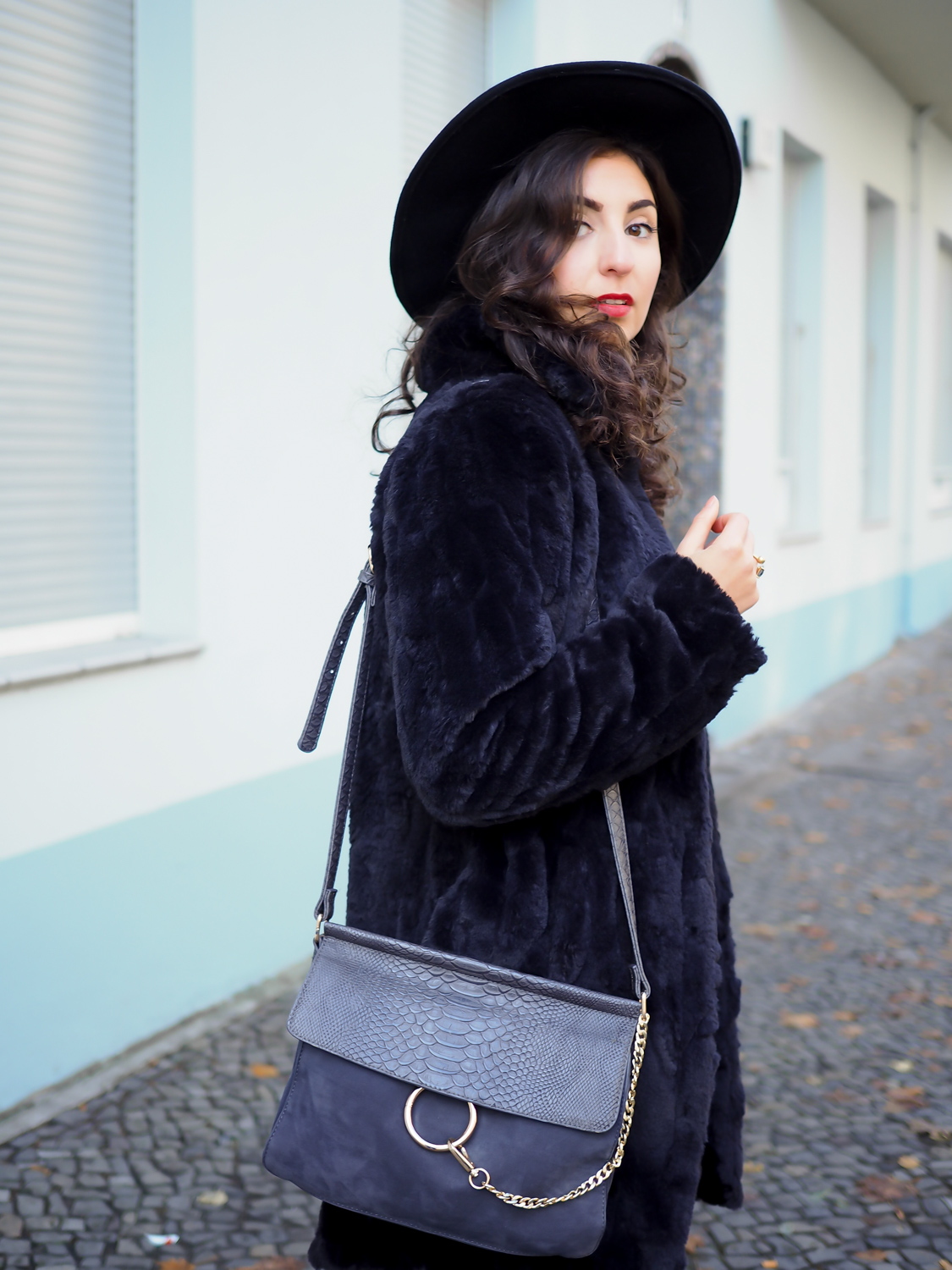 dorothy perkins black fluffy coat vintage inspired fakefur kunstfell mom jeans retro hipster look outfit fashionblogger modebloggerin berlin samieze_