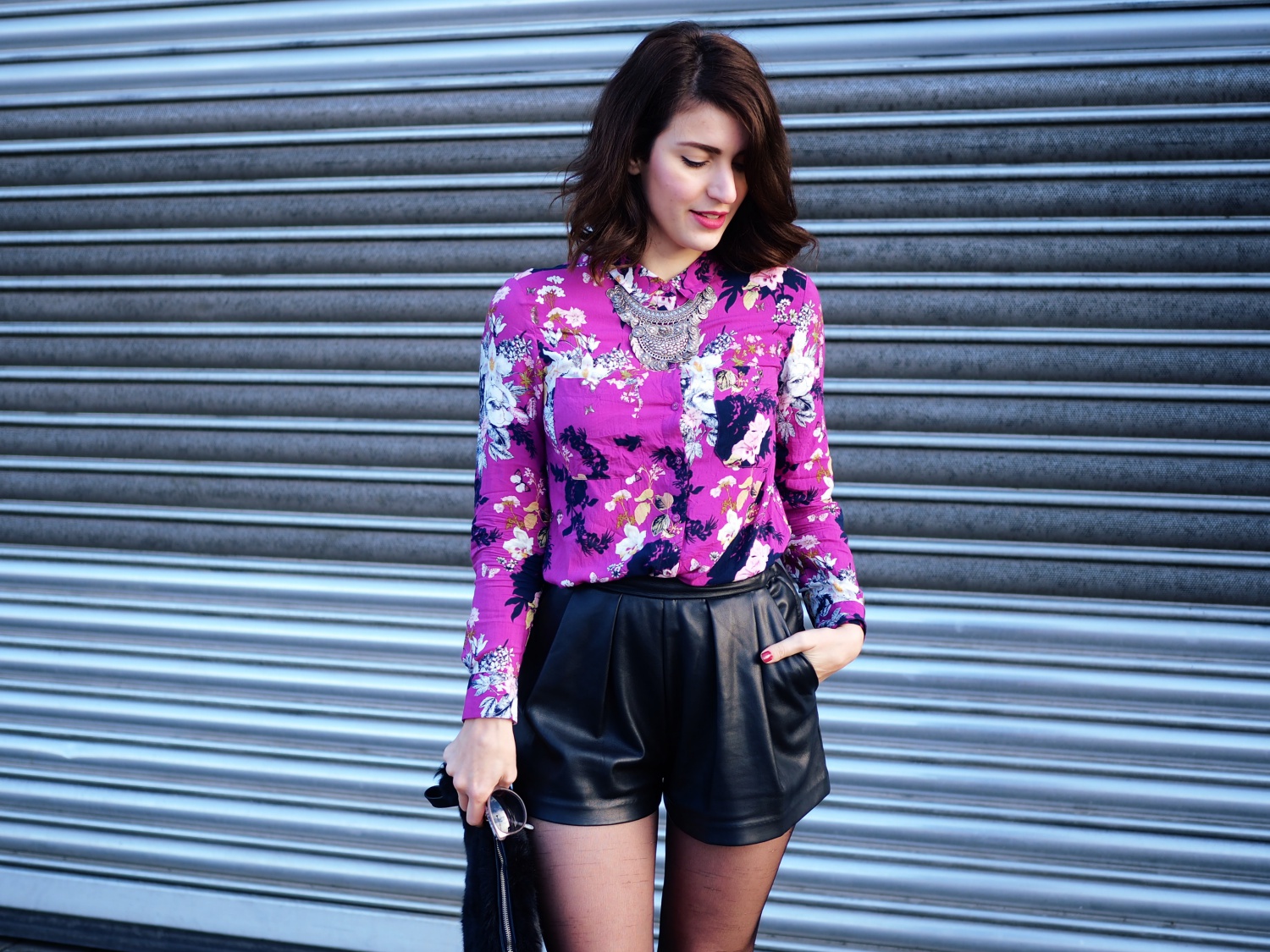 oasis floral shirt leather shorts party weekend outfit streetstyle look blog berlin samieze fashion inspiration trend 