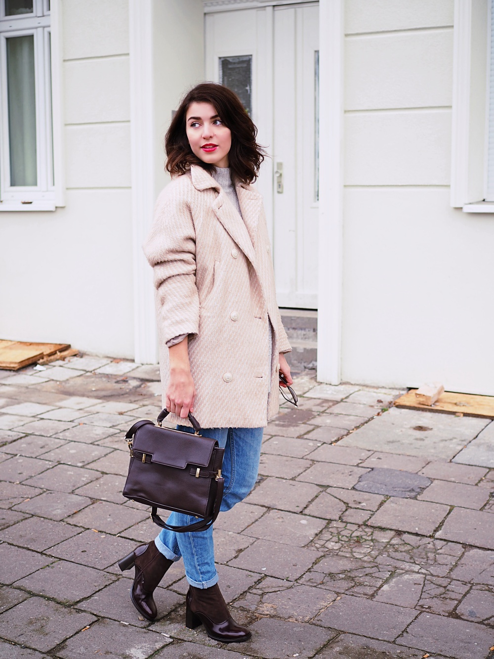 winter look blush brown neutrals streetstyle berlin samieze blog boyfriend jeans suede boots ray ban erika sunglasses asos coat oversize turtleneck sweater knitted h&m peperosa style trend how to wear 6