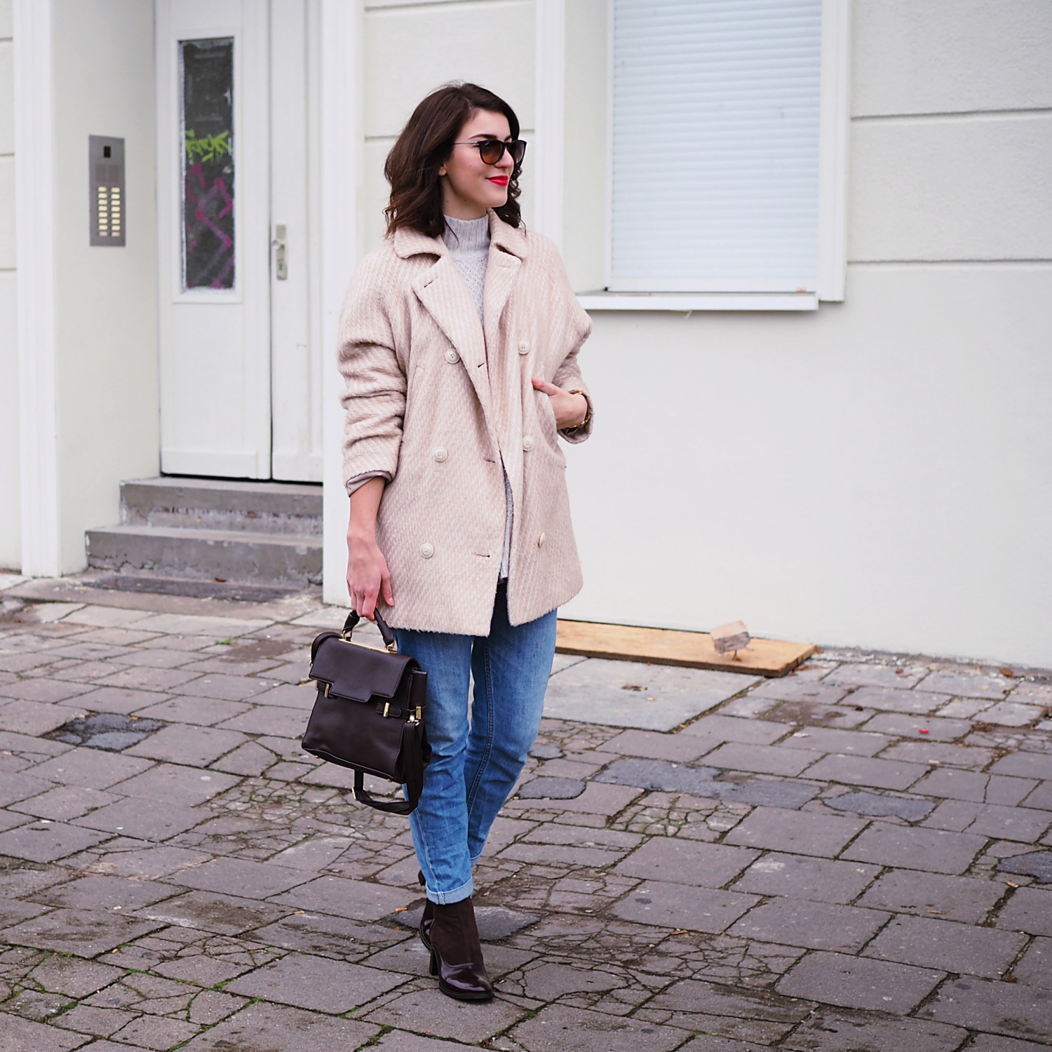 winter look blush brown neutrals streetstyle berlin samieze blog boyfriend jeans suede boots ray ban erika sunglasses asos coat oversize turtleneck sweater knitted h&m peperosa style trend how to wear