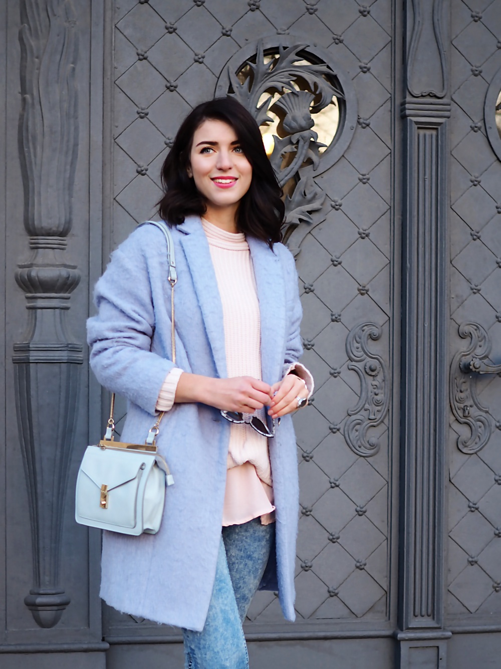 pastels in winter streetstyle berlin samieze blog acid wash jeans skinny oversize coat lilac pale pink baby blue light colors pastel outfit style silver watch gaspard sartre gerry weber turtle neck knitted sweater adidas sneakers superstar