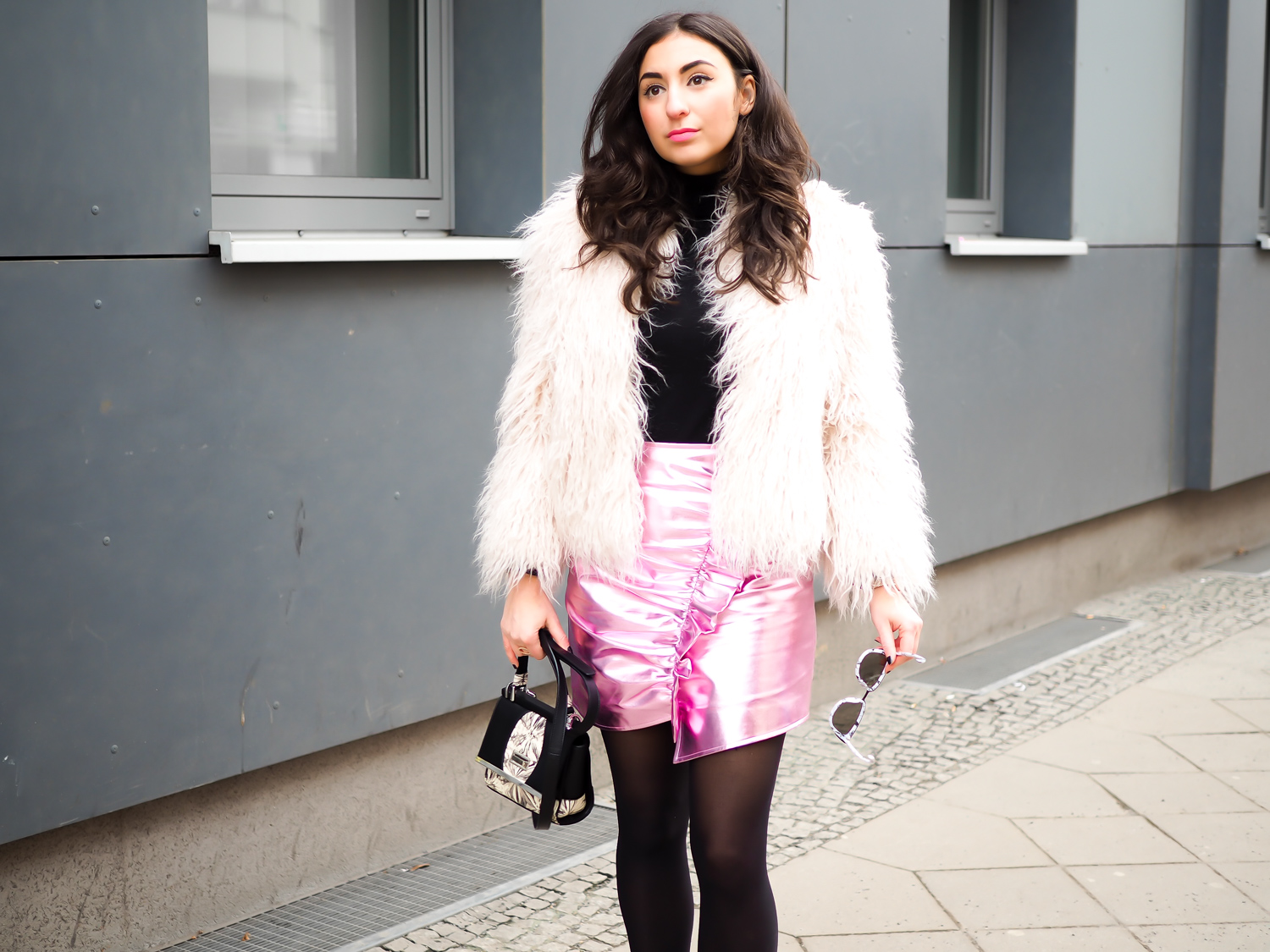 Metallic Pink Mini Skirt asymmetric mango minirock rosa silber fashion week outfit chic winter party look streetstyle quay sunglasses peter kaiser tasche samieze