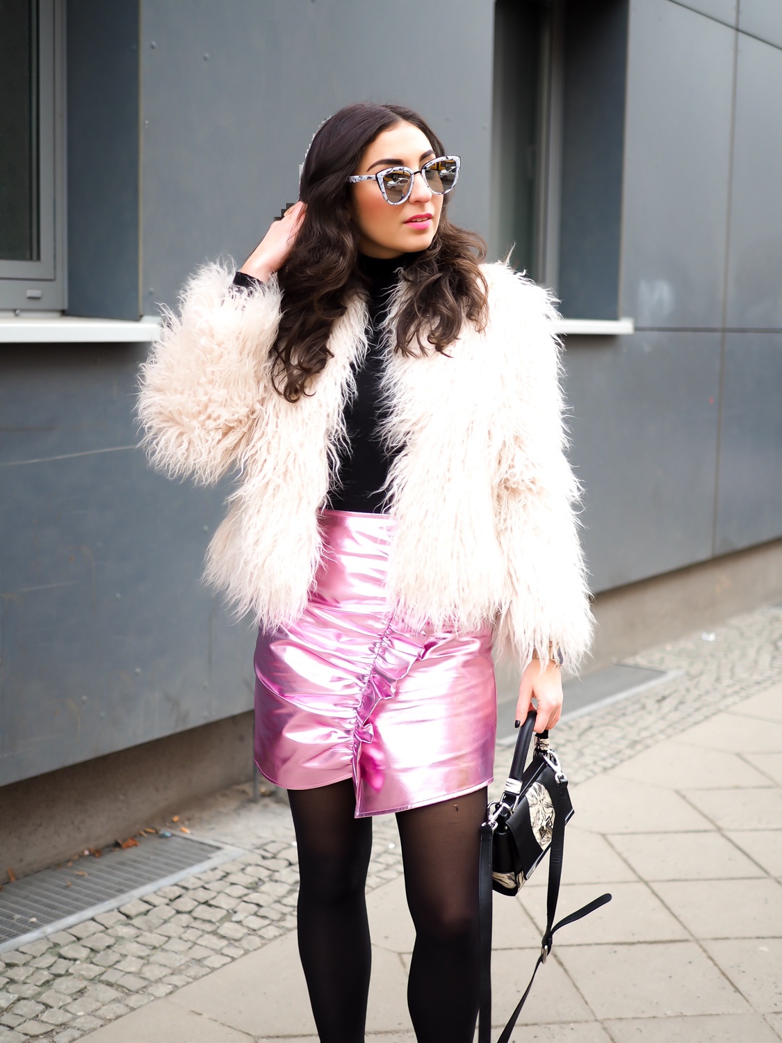 Metallic Pink Mini Skirt asymmetric mango minirock rosa silber fashion week outfit chic winter party look streetstyle quay sunglasses peter kaiser tasche samieze