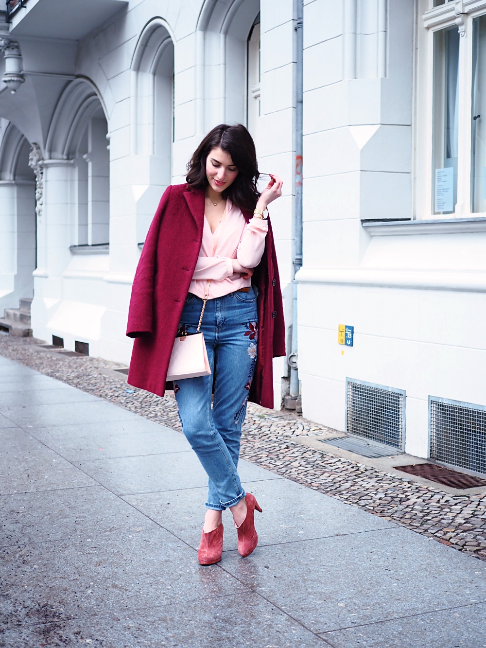 valentine's day outfit look romantic denim date outfit casual streetstyle girly wrapped chiffon blouse toyshop embroidered embroidery gerry weber red coat pink romantic colors berlin blog fashion samieze