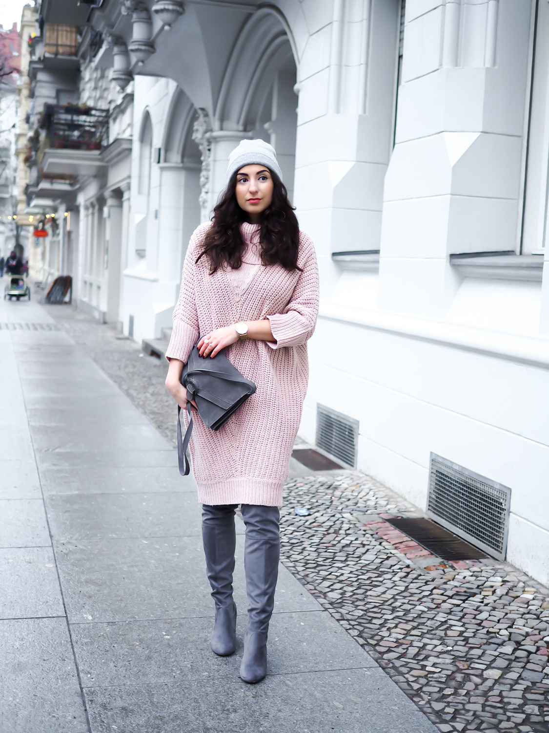 Casual Valentines Day Outfit valentinstags look pink knitted dress strickkleid rosa oversize coat oasis dorothy perkins overknee boots overtheknee stiefel romantic winter look casual streetstyle blogger modeblog berlin samieze