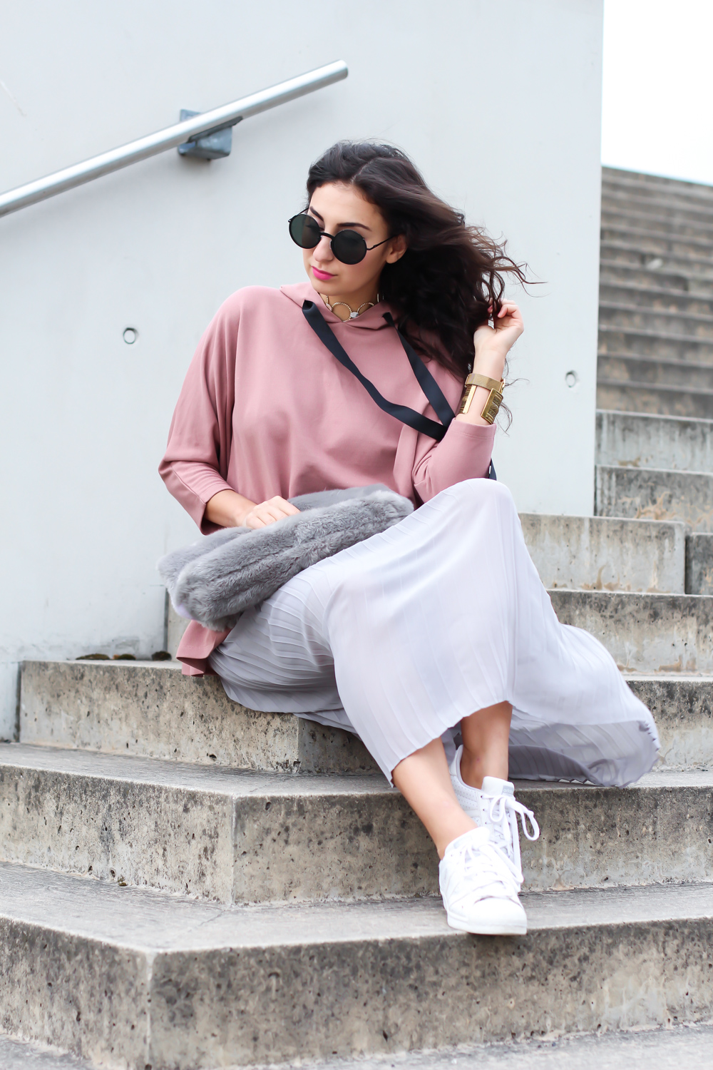 ruffled hoodie reserved oversize streetstyle pilssee midi skirt pleated maxiskirt faltenrock pullover kombinieren sneakers outfit casual sporty summer look berlinstyle fashion blogger germany berlin samieze-12