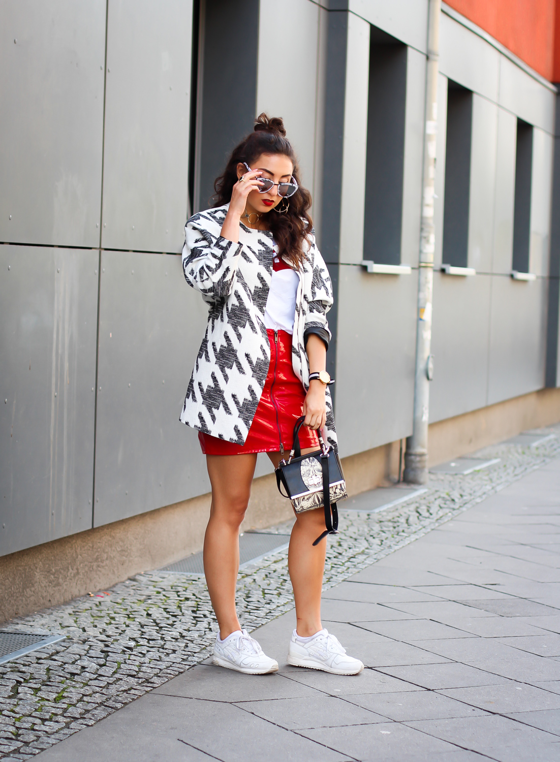 berlin fashion week summer streetstyle red patent skirt H&M quay marble sunglasses levis statement shirt modeblog fashionblog deutschland samieze-16