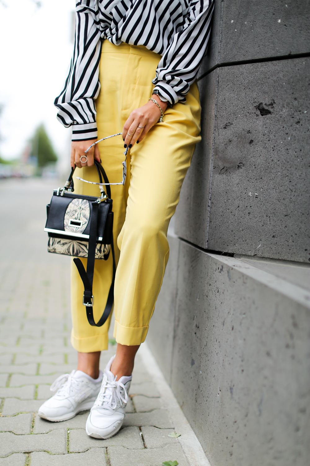 Yellow Suitpants and Sneakers zara  suit pants gelber anzug karottenhose styling paperback pants asics gel lyte II woman outfit fashionblogger mode blog samieze berlin_