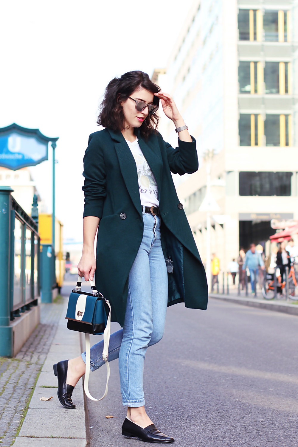 green coat fall outfit autumn look streetstyle street style berlin blog city modern color trend 2017 fashion oasis topshop peter kaiser designer bag shoes