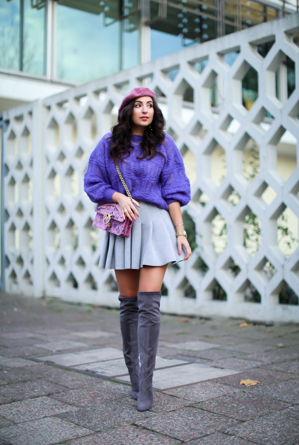 grey overknees skater skirt pink beret vintage sweater purple streetstyle baskenmütze rosa kombinieren mode blog samieze berlin_-2