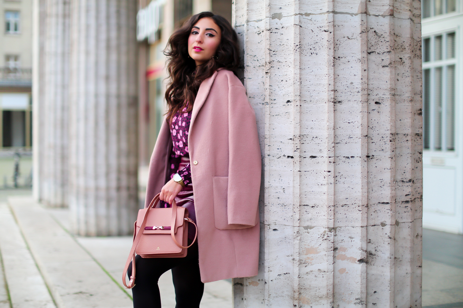 Leather Skirt and Flower Blouse t and highneck all burgundy outfit fall style flattered adax minirock inspired herbst look streetstyle mode blog samieze berlin_-9.jpg