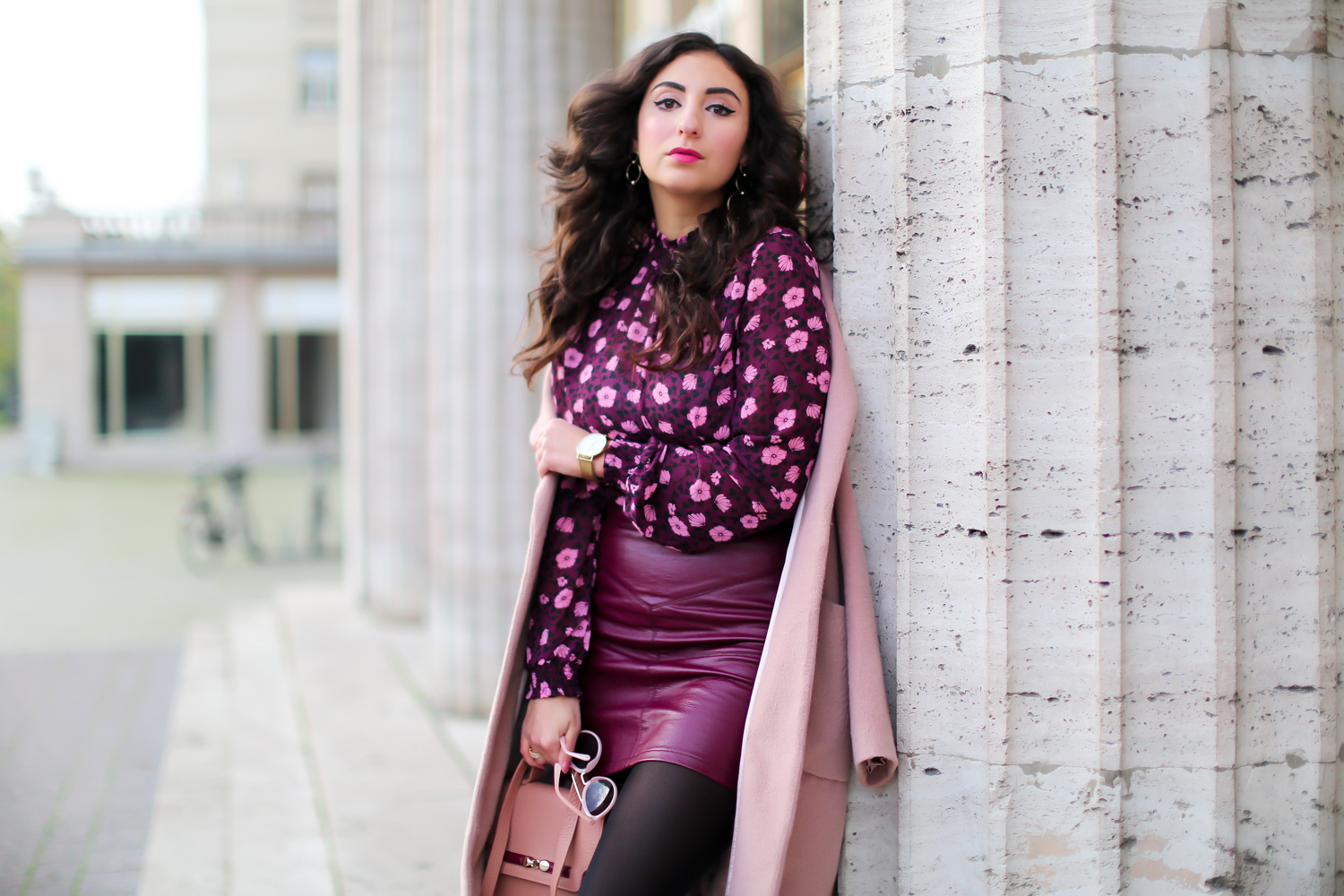 Leather Skirt and Flower Blouse t and highneck all burgundy outfit fall style flattered adax minirock inspired herbst look streetstyle mode blog samieze berlin_-9.jpg