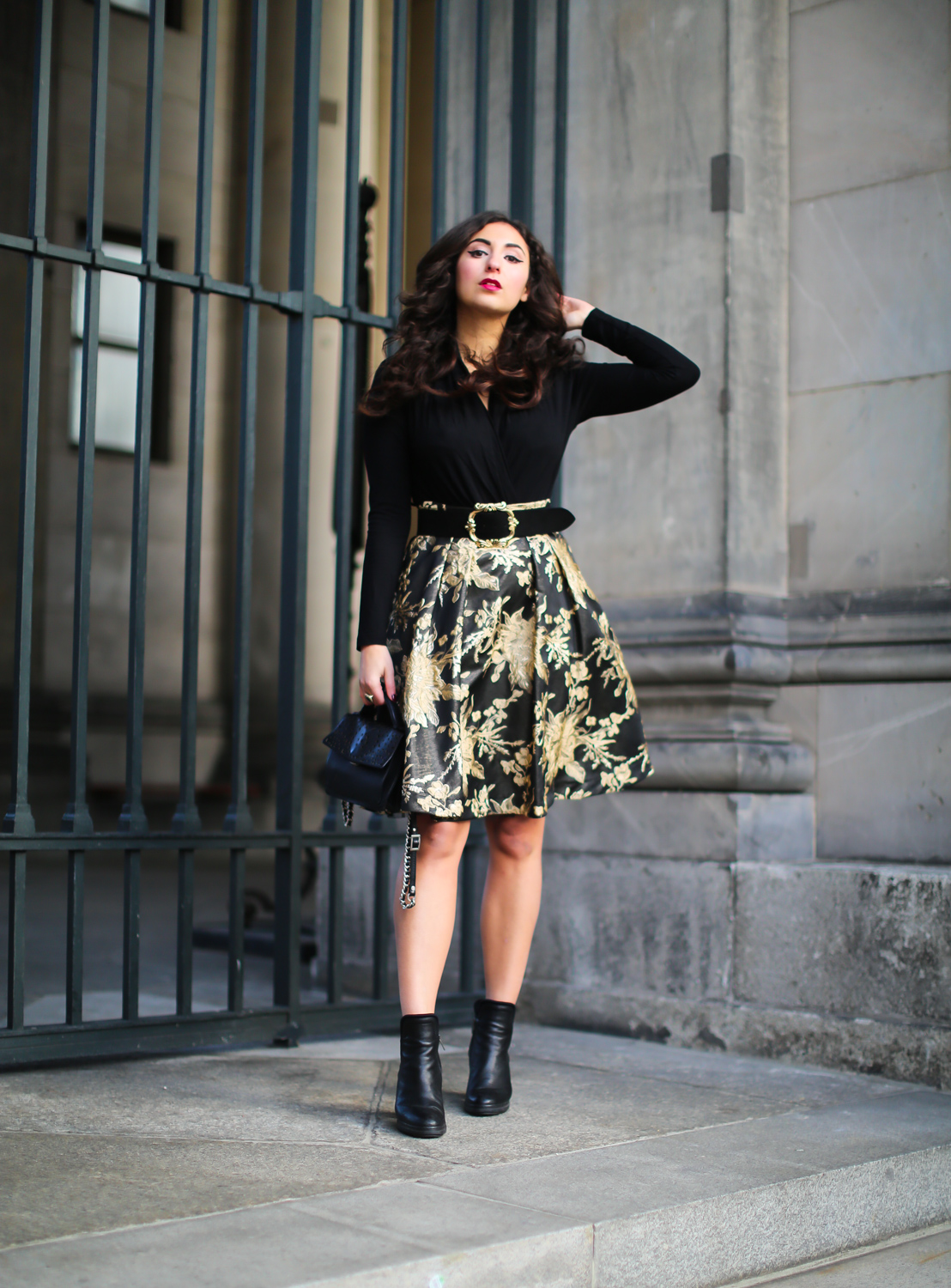 madeleine festive outfit inspiration jacquard midi skirt gold midirock mode blog samieze berlin