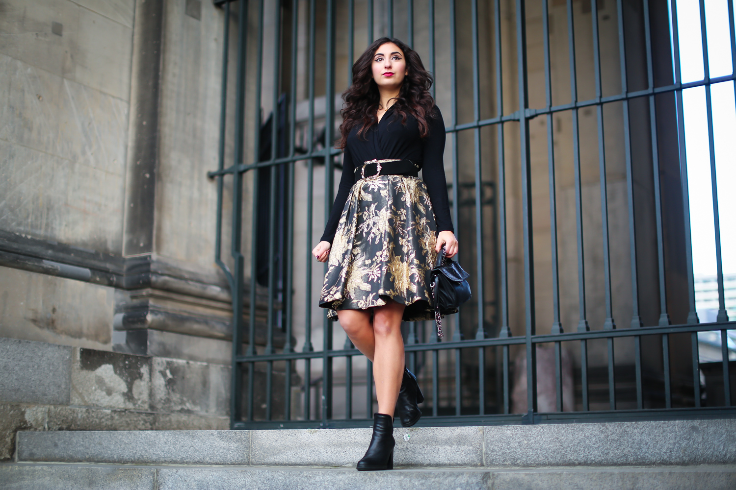 madeleine festive outfit inspiration jacquard midi skirt gold midirock mode blog samieze berlin