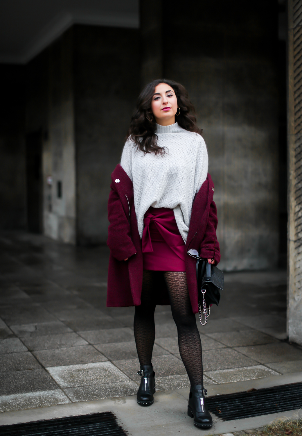 loavies burgundy wrapped mini skirt and biker boots red coat sacha outfit winterlook streetstyle mode blog samieze berlin_-8