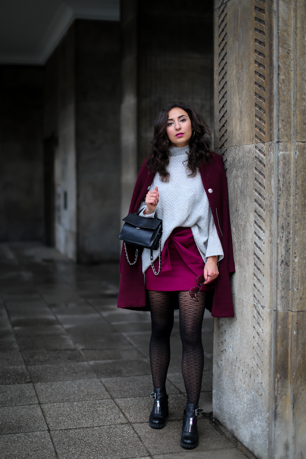 loavies burgundy wrapped mini skirt and biker boots red coat sacha outfit winterlook streetstyle mode blog samieze berlin_-8