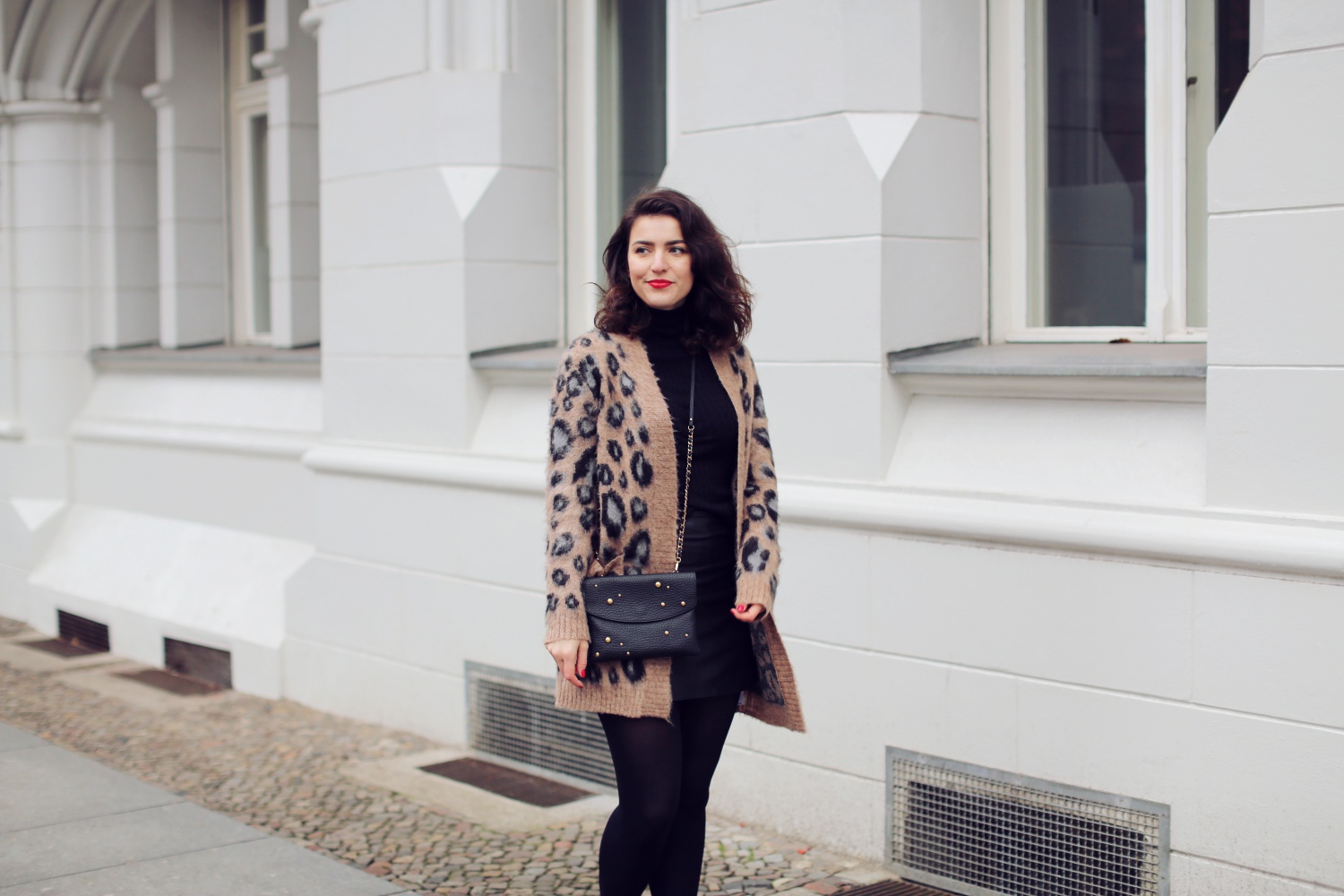 leo cardigan esprit fashion blogger samieze berlin winter cookbook streetstyle leather mini skirt black animal print trend 2018