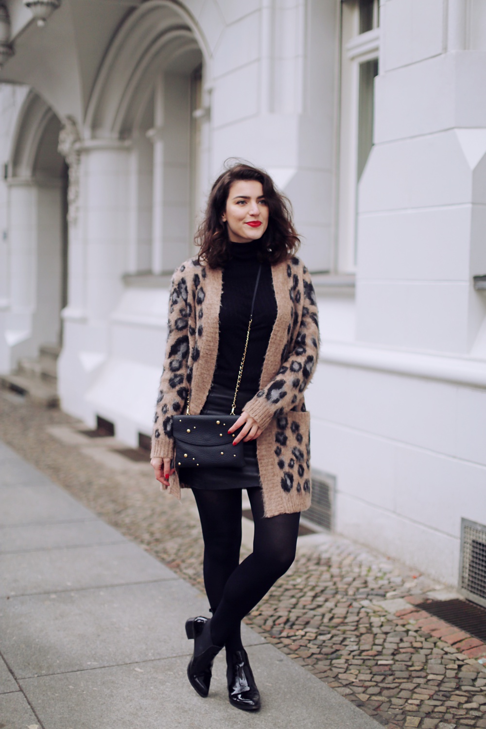 leo cardigan esprit fashion blogger samieze berlin winter cookbook streetstyle leather mini skirt black animal print trend 2018