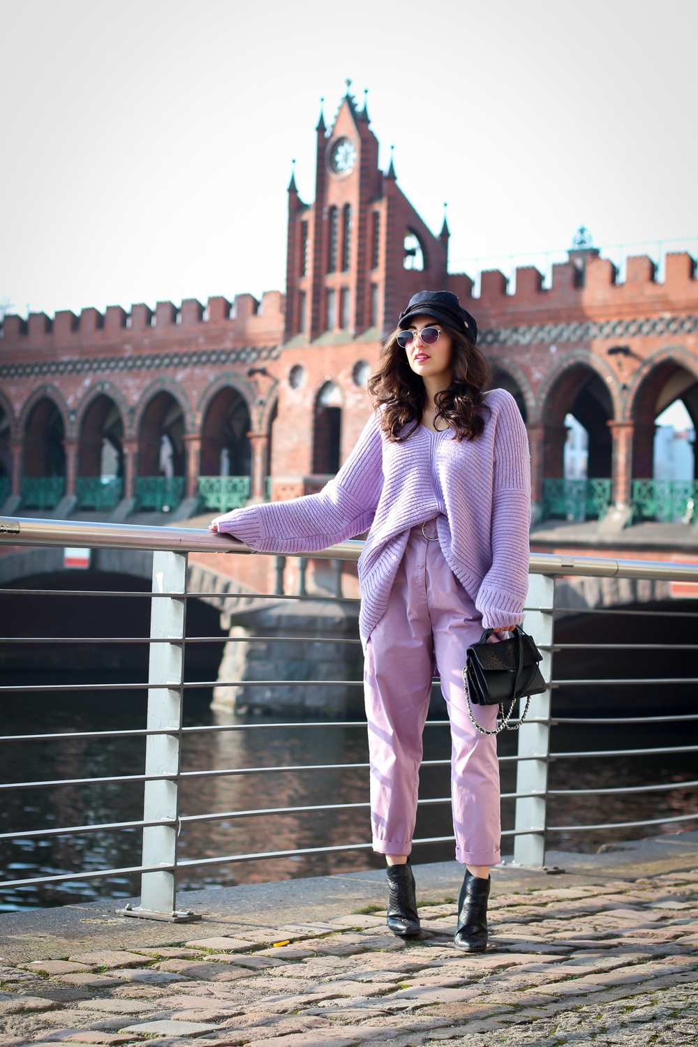 all lilac outfit purple matching paperback pants baker boy hat colour trend 2018 modeblog berlin fashionblog samieze winterlook