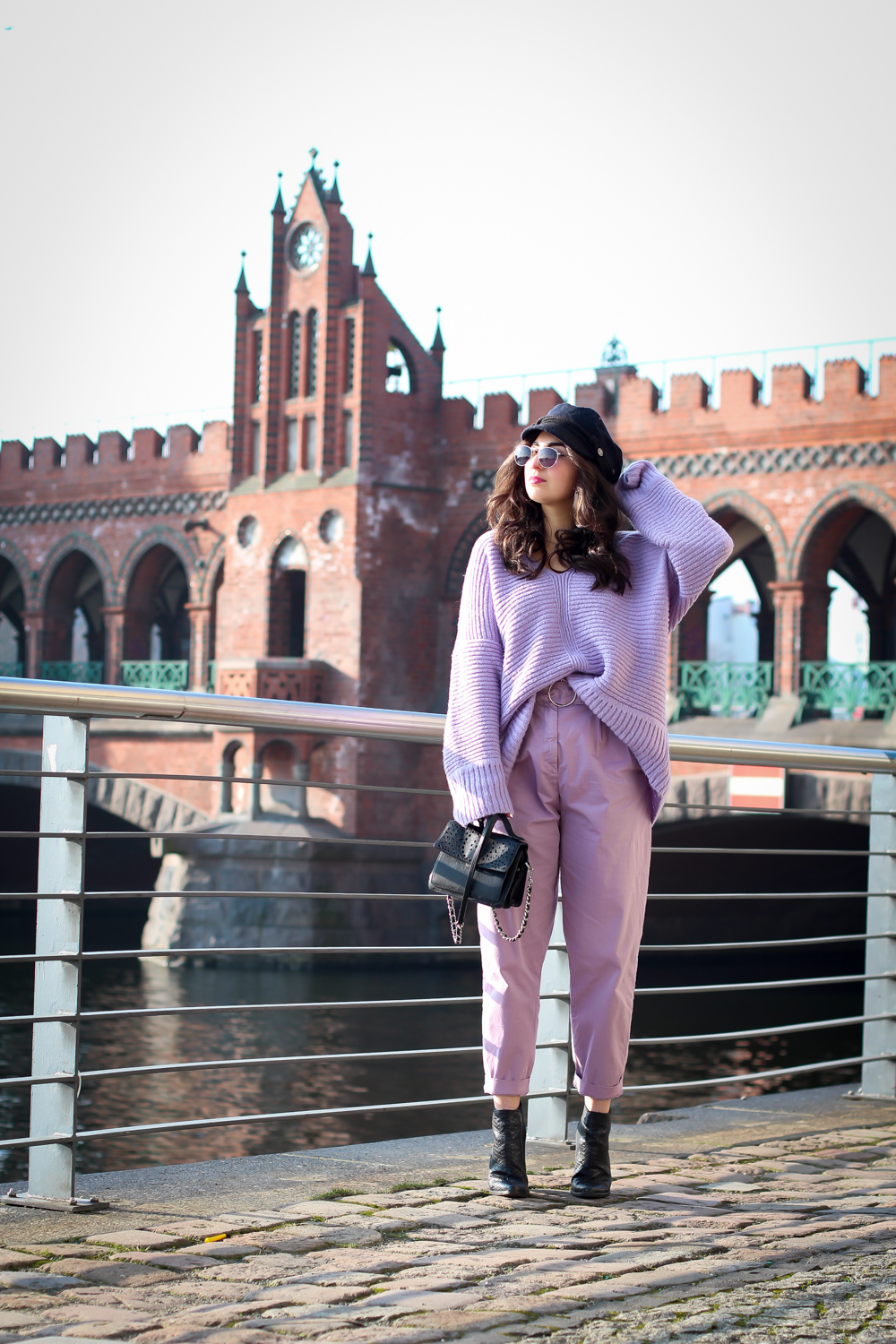 all lilac outfit purple matching paperback pants baker boy hat colour trend 2018 modeblog berlin fashionblog samieze winterlook