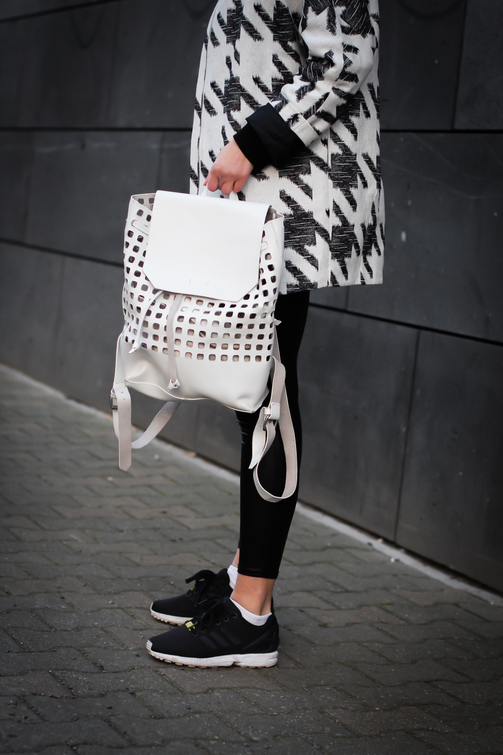 combining black sneakers woman adidas zx flux outfit ideas snipes black and white streetstyle modeblog berlin fashionblog samieze winterlook