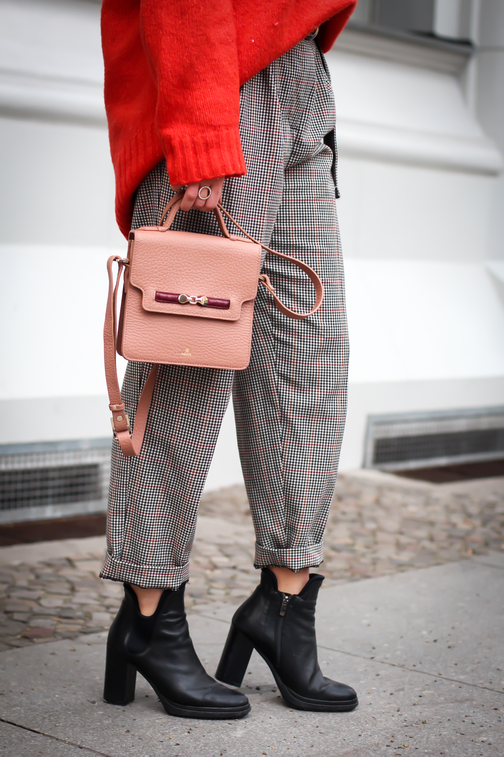 trend pieces 2018 baker boy hat outfit checkered paperback pants mango streetstyle modeblog berlin fashionblog samieze winterlook-3