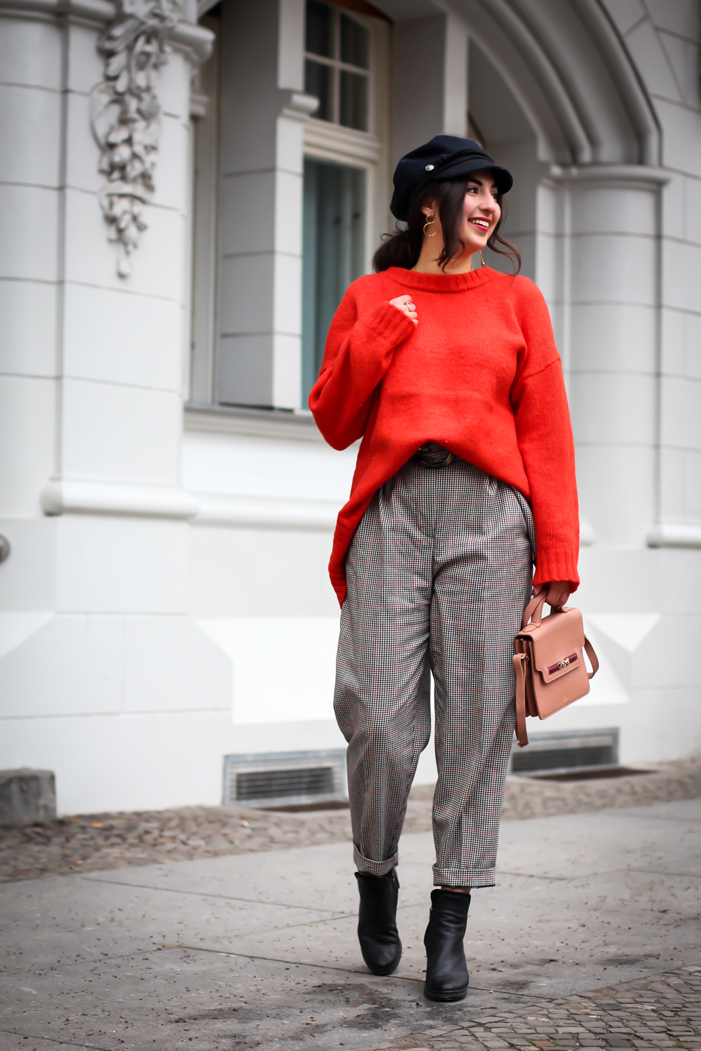 trend pieces 2018 baker boy hat outfit checkered paperback pants mango streetstyle modeblog berlin fashionblog samieze winterlook-3