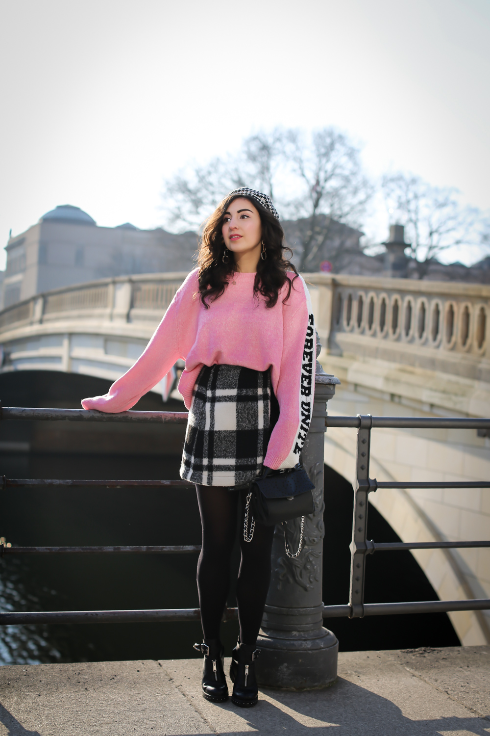 pink sweater checkered mini skirt vinyl miniskirt outfit winterlook chic preppy samieze fashionblogger berlin biker boots fashion blog