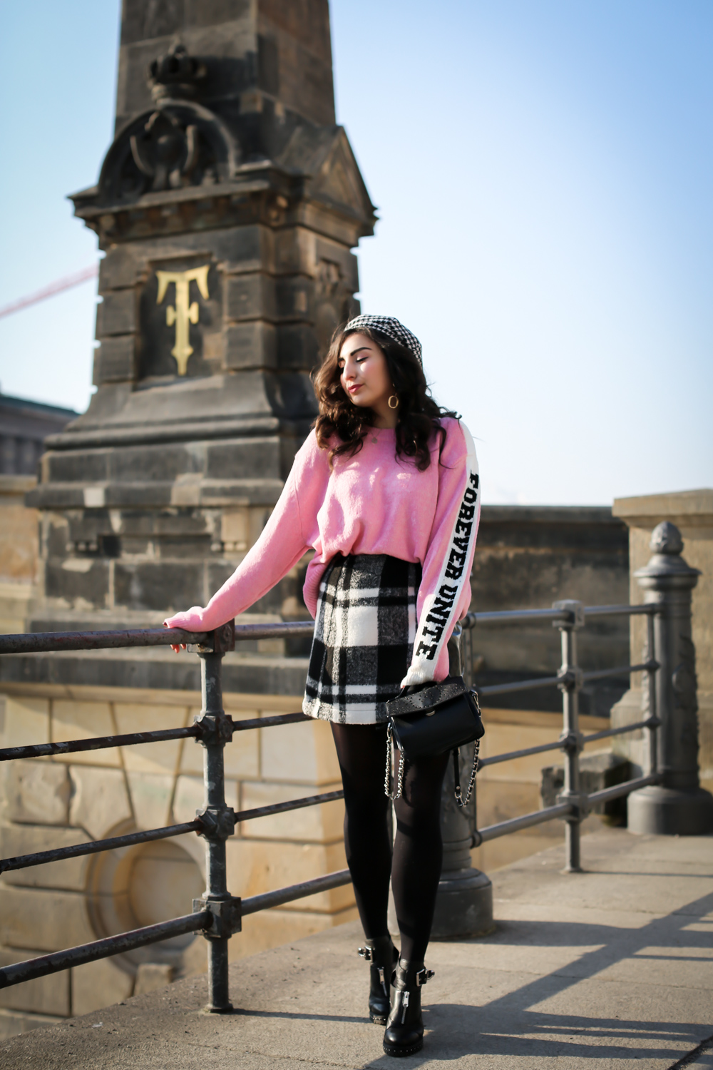pink sweater checkered mini skirt vinyl miniskirt outfit winterlook chic preppy samieze fashionblogger berlin biker boots fashion blog