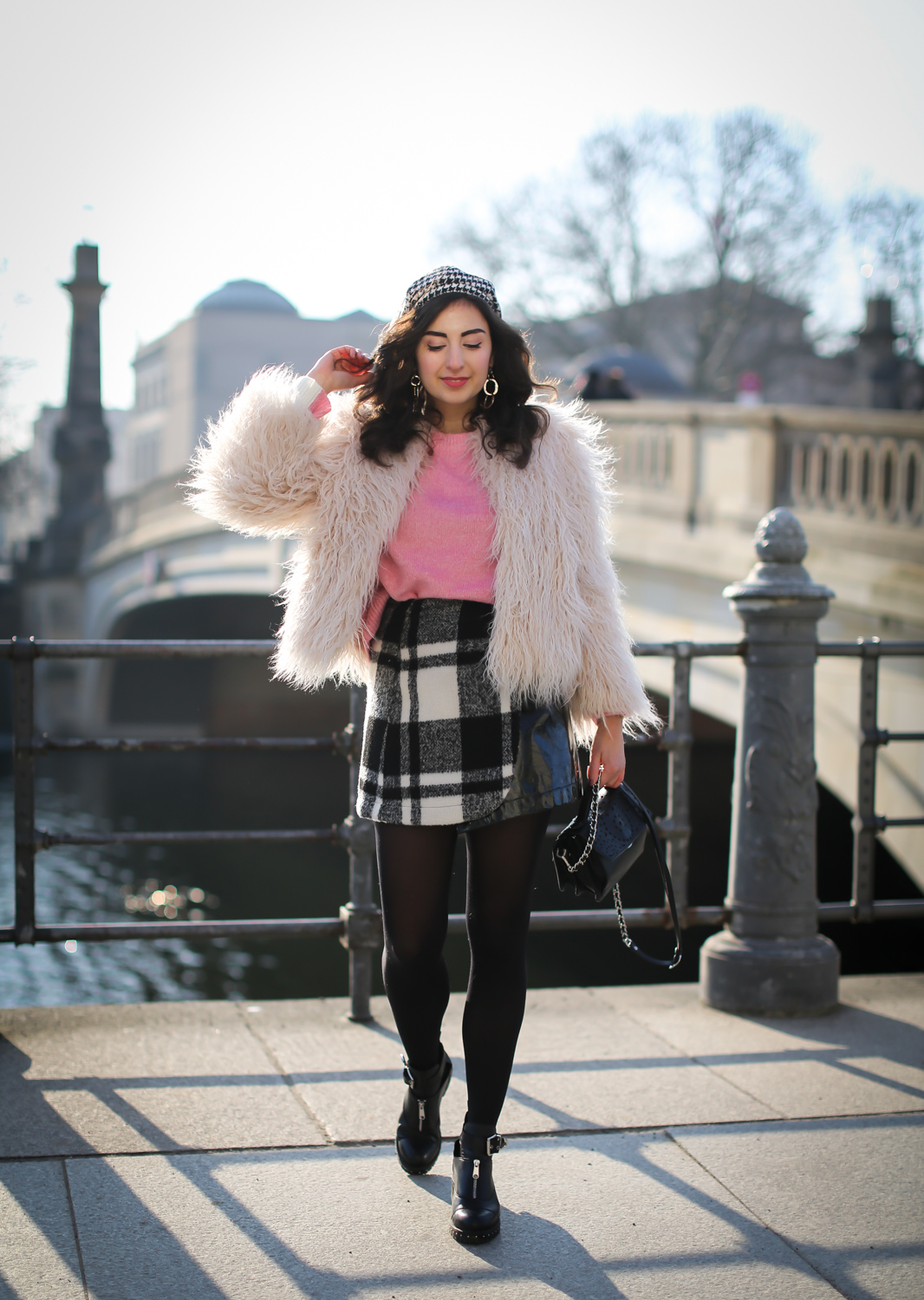 pink sweater checkered mini skirt vinyl miniskirt outfit winterlook chic preppy samieze fashionblogger berlin biker boots fashion blog-3