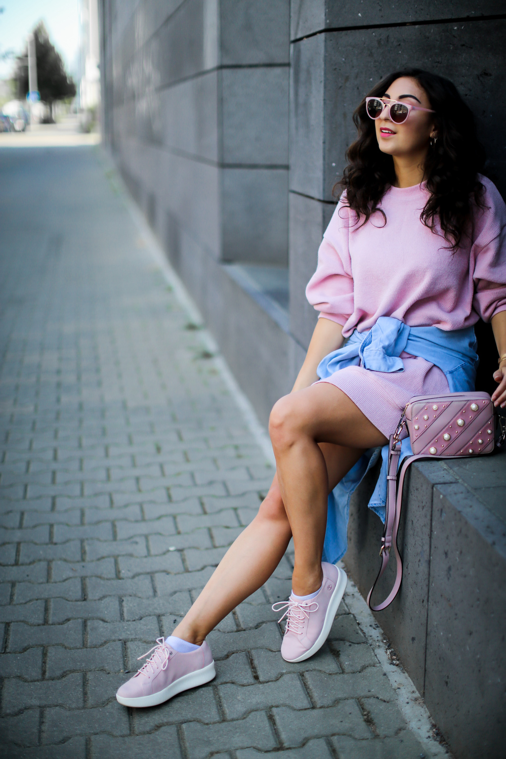pink plateau sneakers timberland sweatshirt dress loavies outfit karl lagerfeld crossover bag pearly details spring streetstyle fashion blog modeblog berlin blog samieze-2