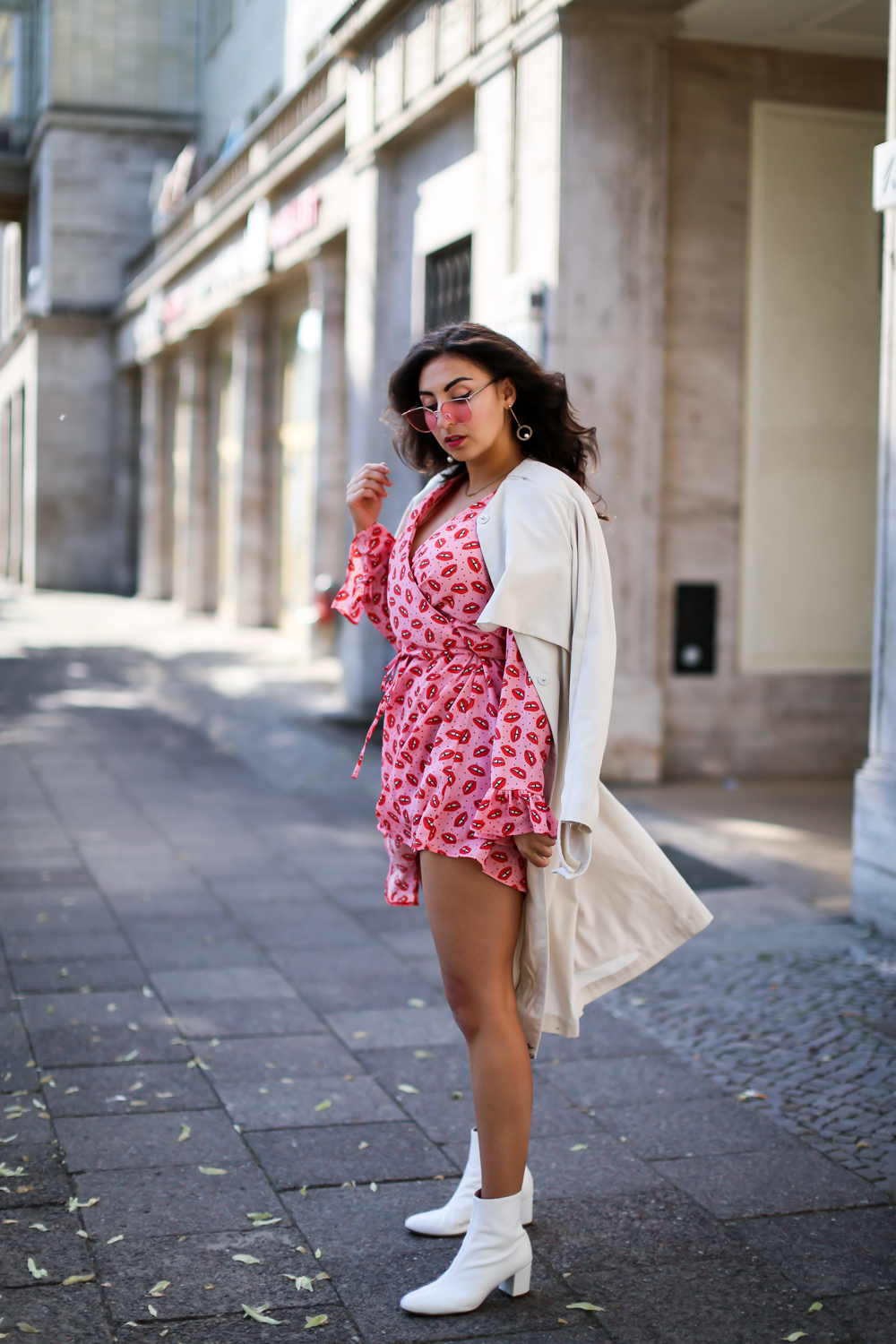 loavies wrap dress pink white scarosso boots trench coat hm white aigner bag preppy party summer look streetstyle fashion modeblog berlin blog samieze