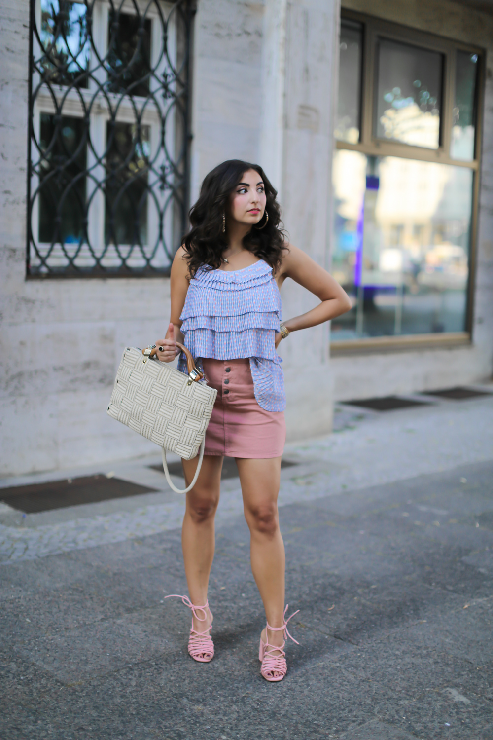 preppy pink denim skirt pull&bear blue chiffon blouse mint&berry vintage bag sommerlook streetstyle fashion modeblog berlin blog samieze-2