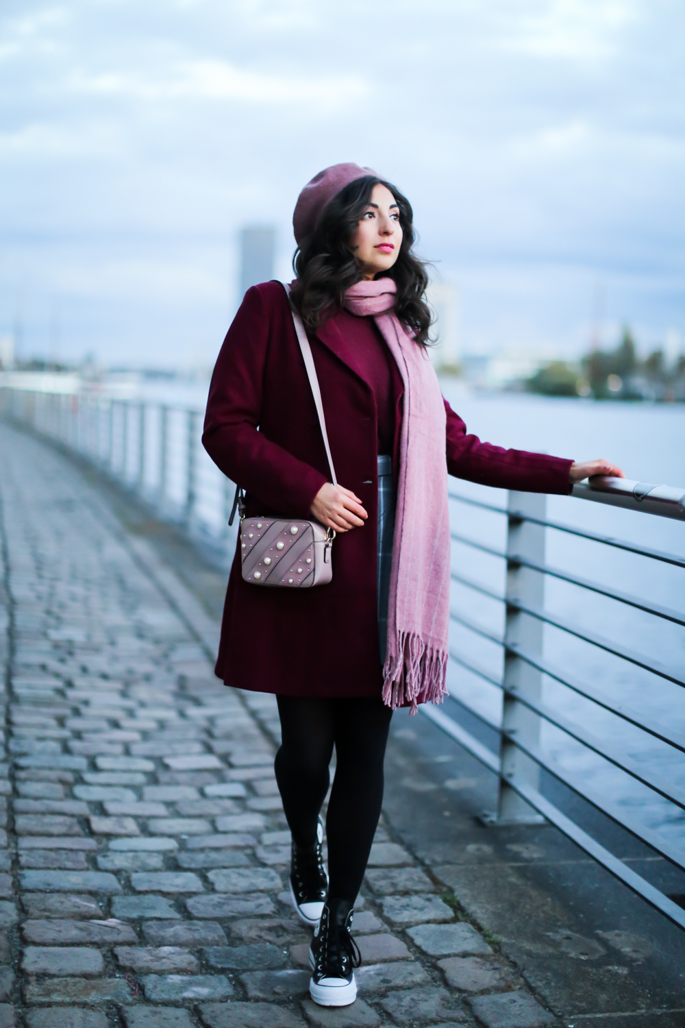 burgundy coat pink beret winterlook converse allstars plateau lift miniskirt streetstyle fashion modeblog berlin blog samieze