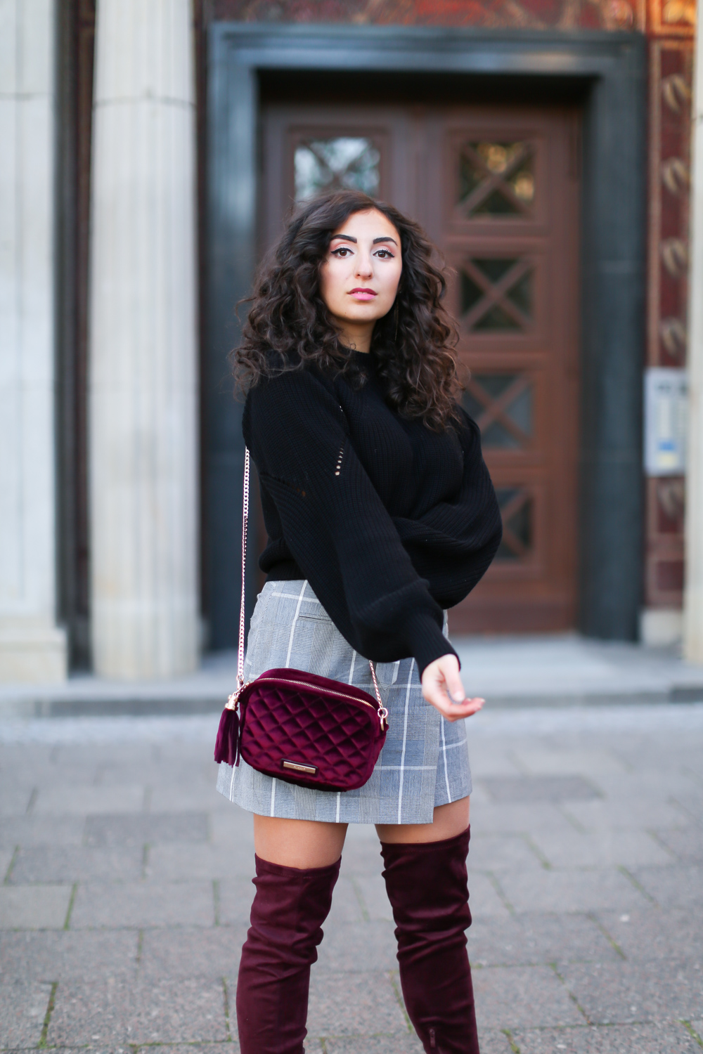 burgundy overknees outfit winter look nakd skirt checked miniskirt wrapskirt chunky sweater streetstyle fashion modeblog berlin blog samieze